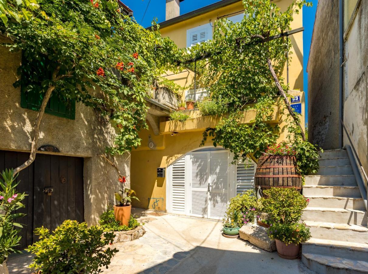 Charming Studio Apartment At House Rustica With Terrace And Nearby Parking Punat Exterior foto